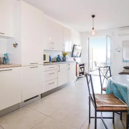 Appartement Stunning In Ile Rousse W/ 1 Bedrooms
