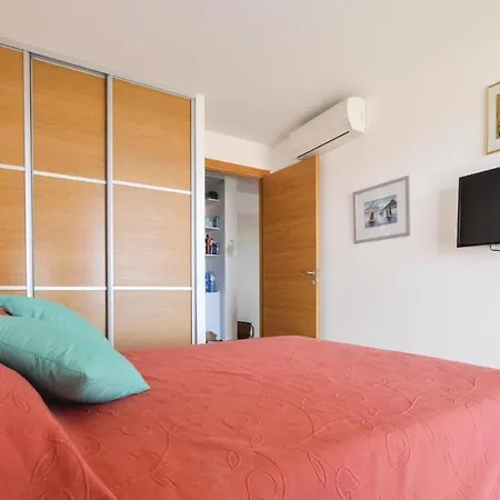 Appartement Stunning In Ile Rousse W/ 1 Bedrooms